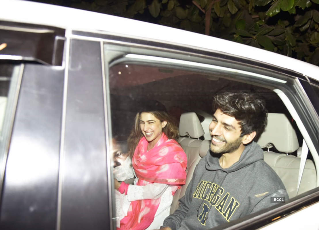 Viral pictures of blushing Sara Ali Khan as she receives BF Kartik Aaryan at airport…