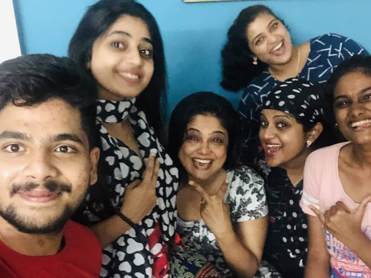 Manju Pillai: Team Thatteem Mutteem surprises actress Manju Pillai on ...