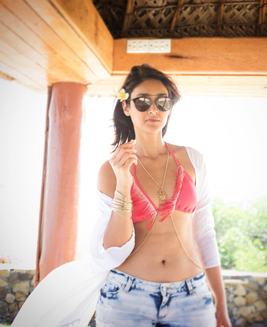 Bikini-clad Ileana D'Cruz beats the heat in style, see pictures