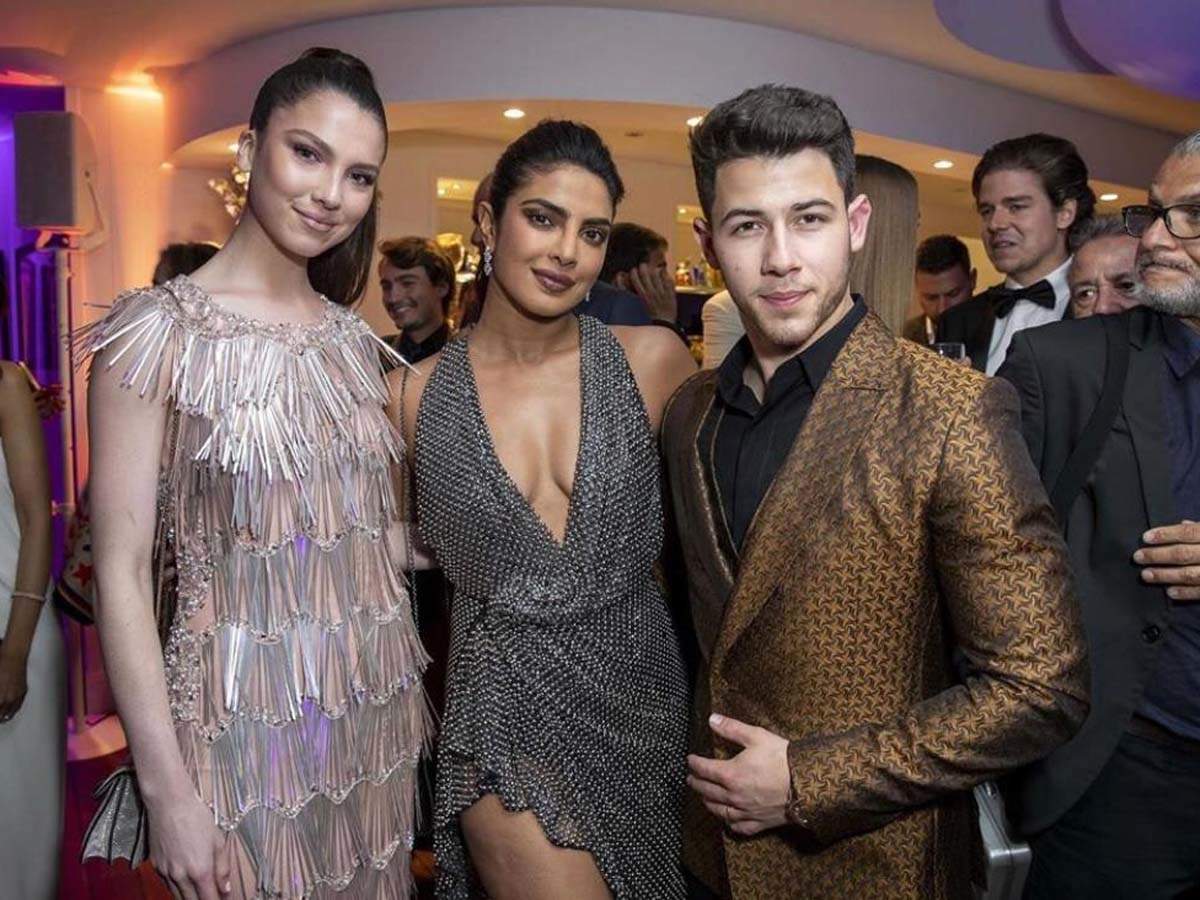 Stylish couple Priyanka Chopra and Nick Jonas pose with the other ...