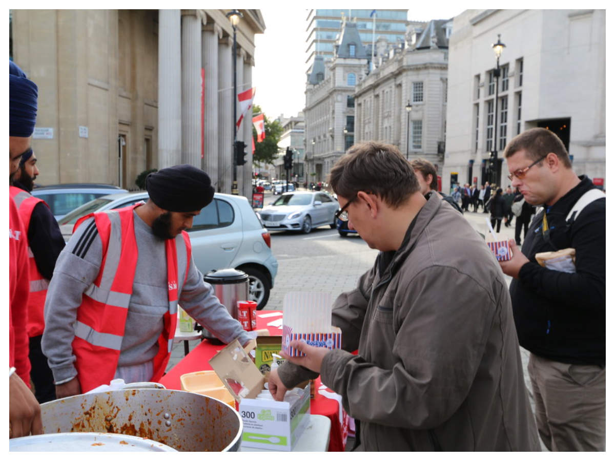people giving food to the homeless