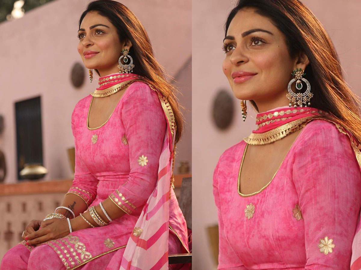 ​Pic: Neeru Dressed looks surreal in her beautiful Punjabi pink suit