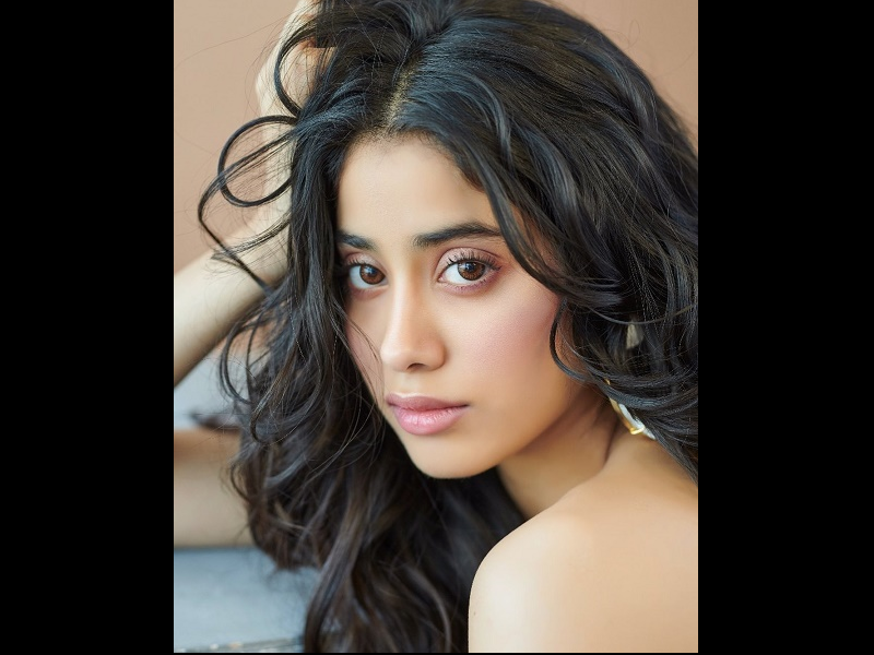 Janhvi Kapoor looks pretty as a peach in her latest click