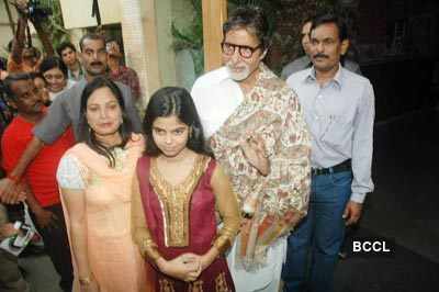 Big B with KBC - Part 4 winner