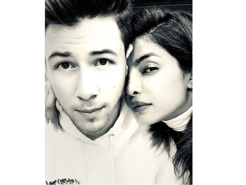 Priyanka Chopra clicks an adorable selfie with hubby Nick Jonas