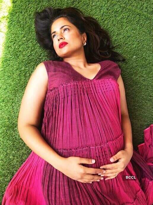Heavily pregnant Sameera Reddy showcases her baby bump