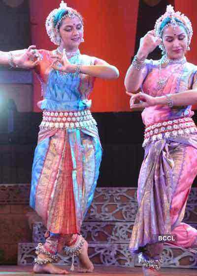 Hema, Esha & Ahana perform