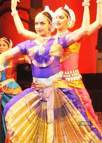 Hema, Esha & Ahana perform