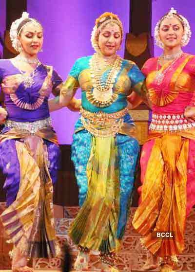 Hema, Esha & Ahana perform