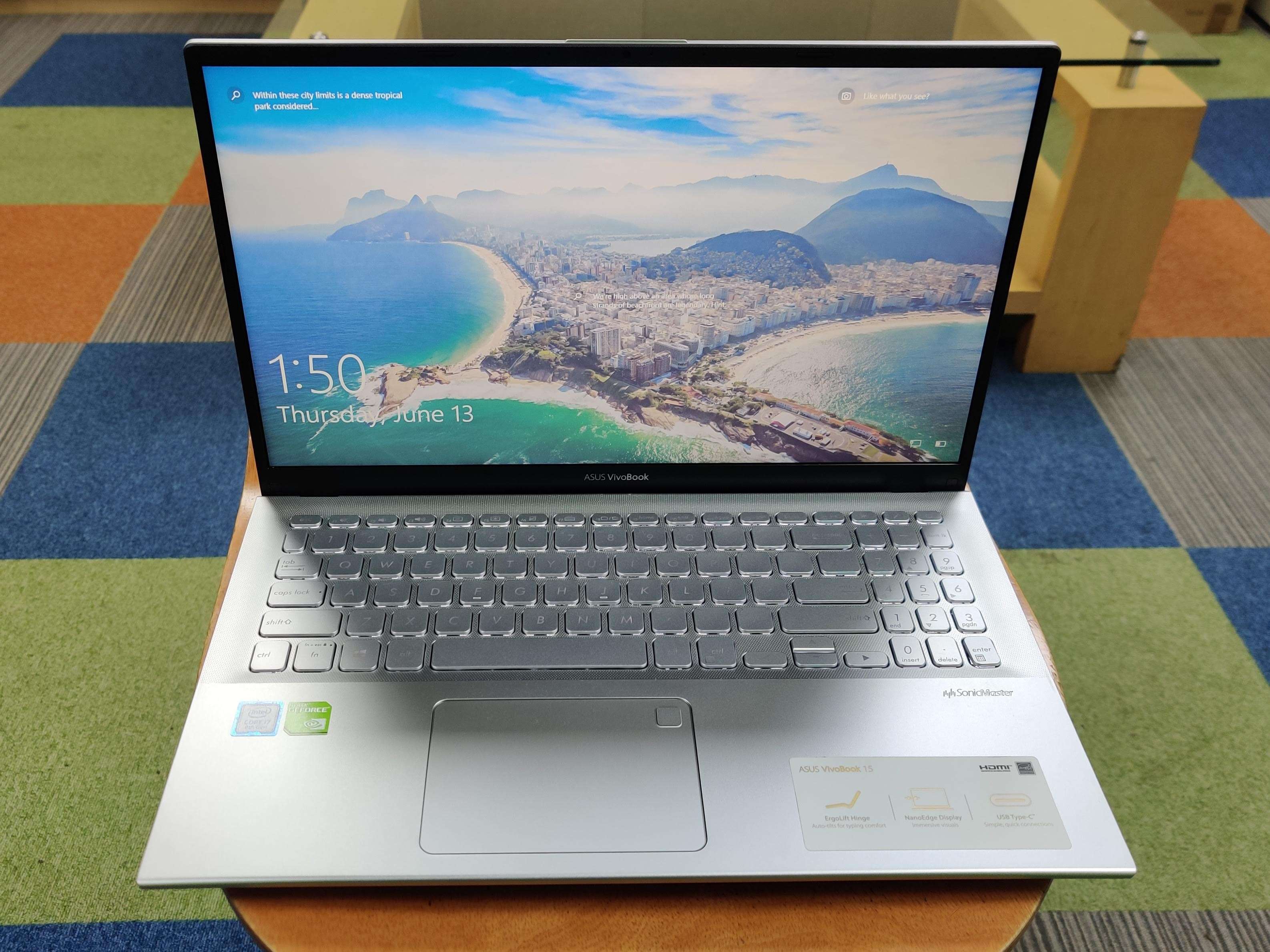 Asus Vivobook 15 - 15 inch laptop voor studenten die zware taken moeten uitvoeren en soms willen gamen. 

