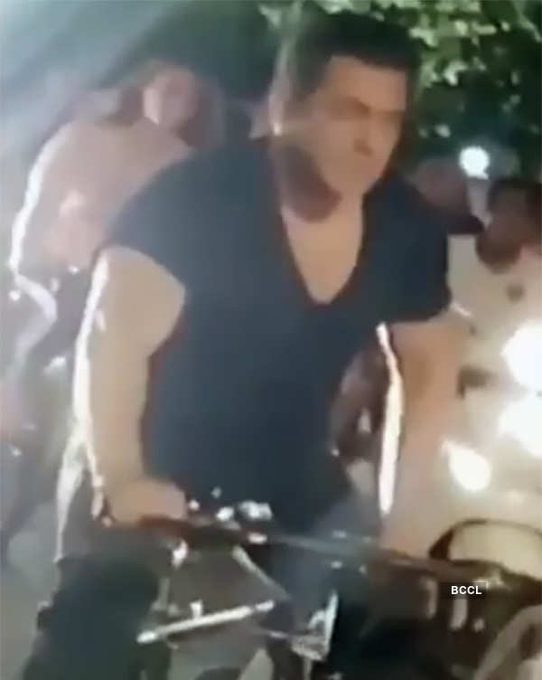 Pictures of Salman Khan enjoying bicycle ride with Iulia Vantur go viral...