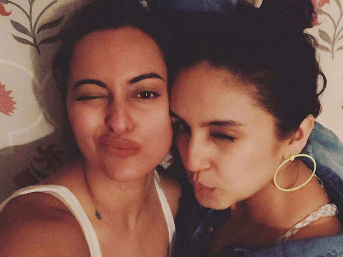 Photo: Sonakshi Sinha and Huma Qureshi get their pout on point for a  perfect selfie