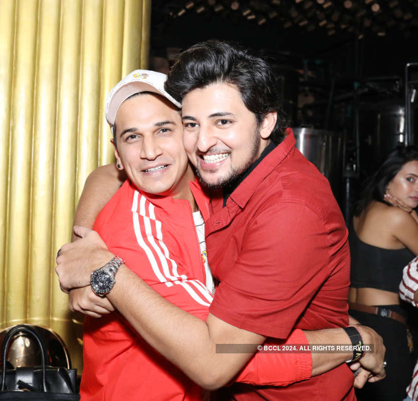 Darshan Raval celebrates the success of his song with BFFs