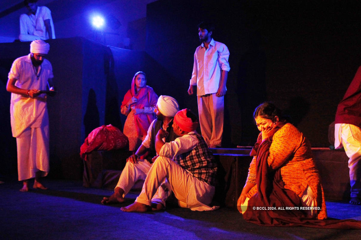 Raavi Paar: A play