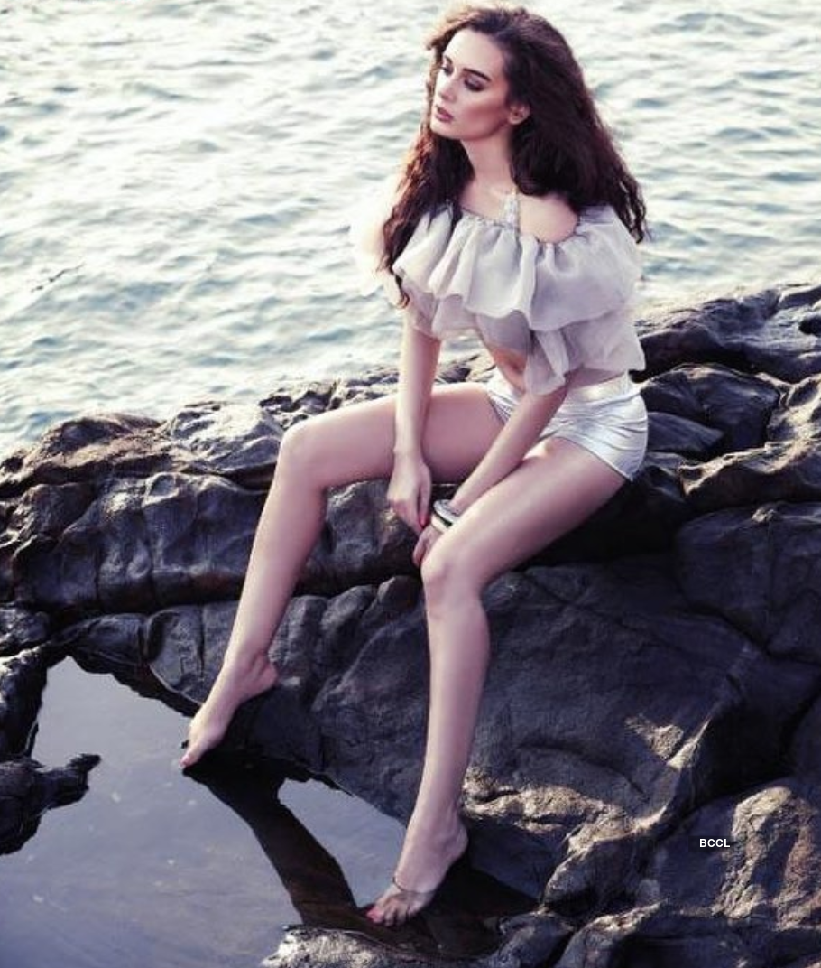 Beautiful pictures of Bollywood actress Evelyn Sharma