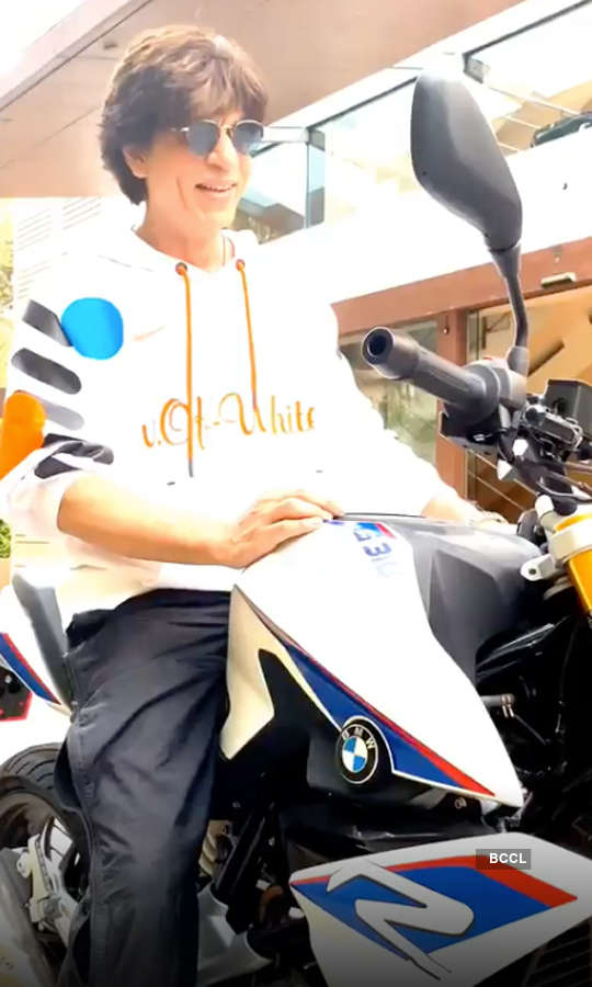 SRK surprises fans by recreating his iconic bike ride from 'Deewana'