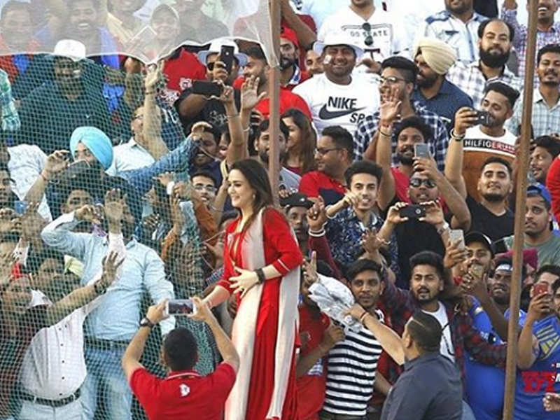Preity G Zinta catches cricket fever, shares fun throwback picture