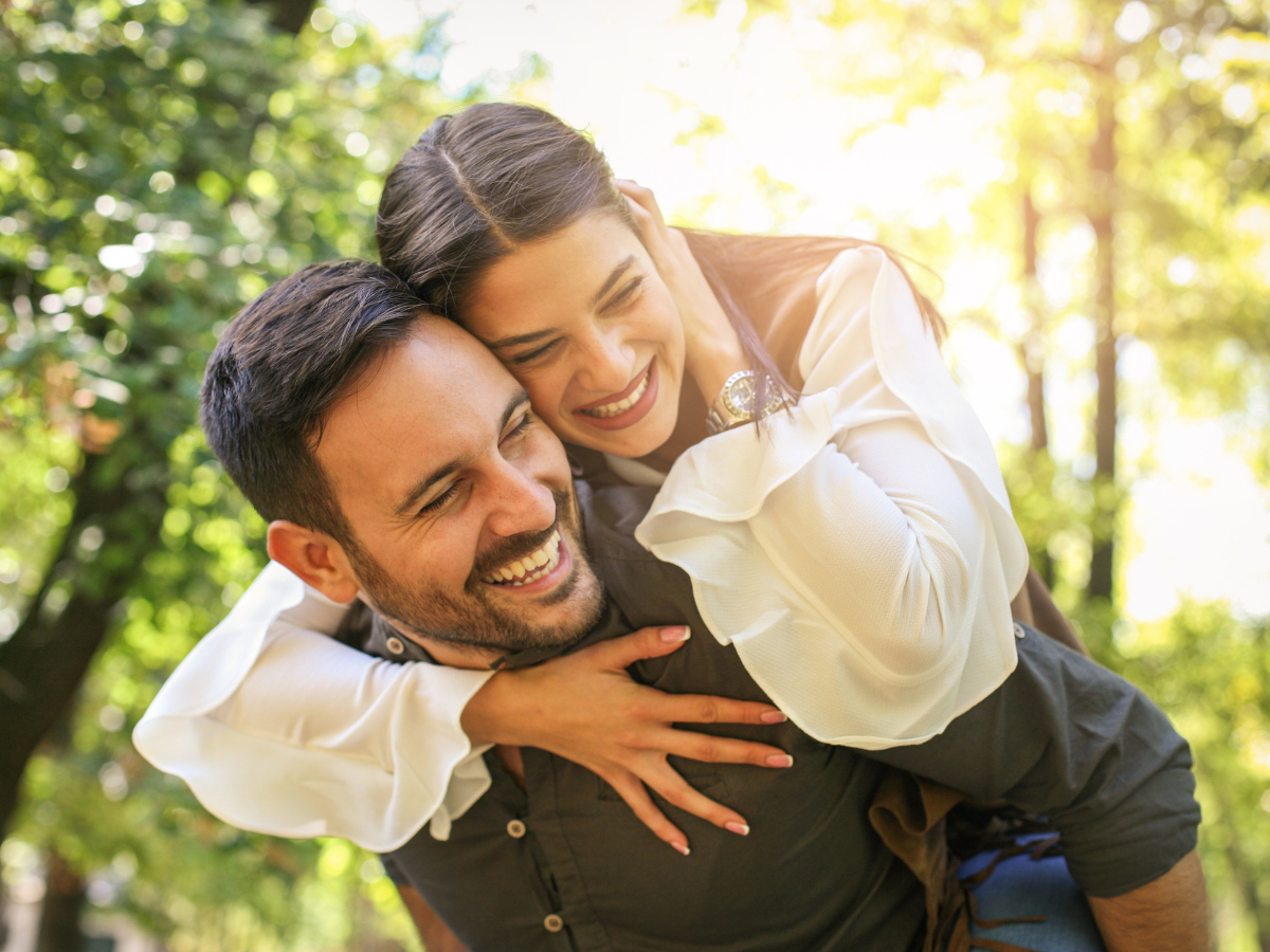 Natural couple. Симпатия мужчины к женщине. Намерения мужчины. Семейные пары типажи. Позы симпатии мужчины.