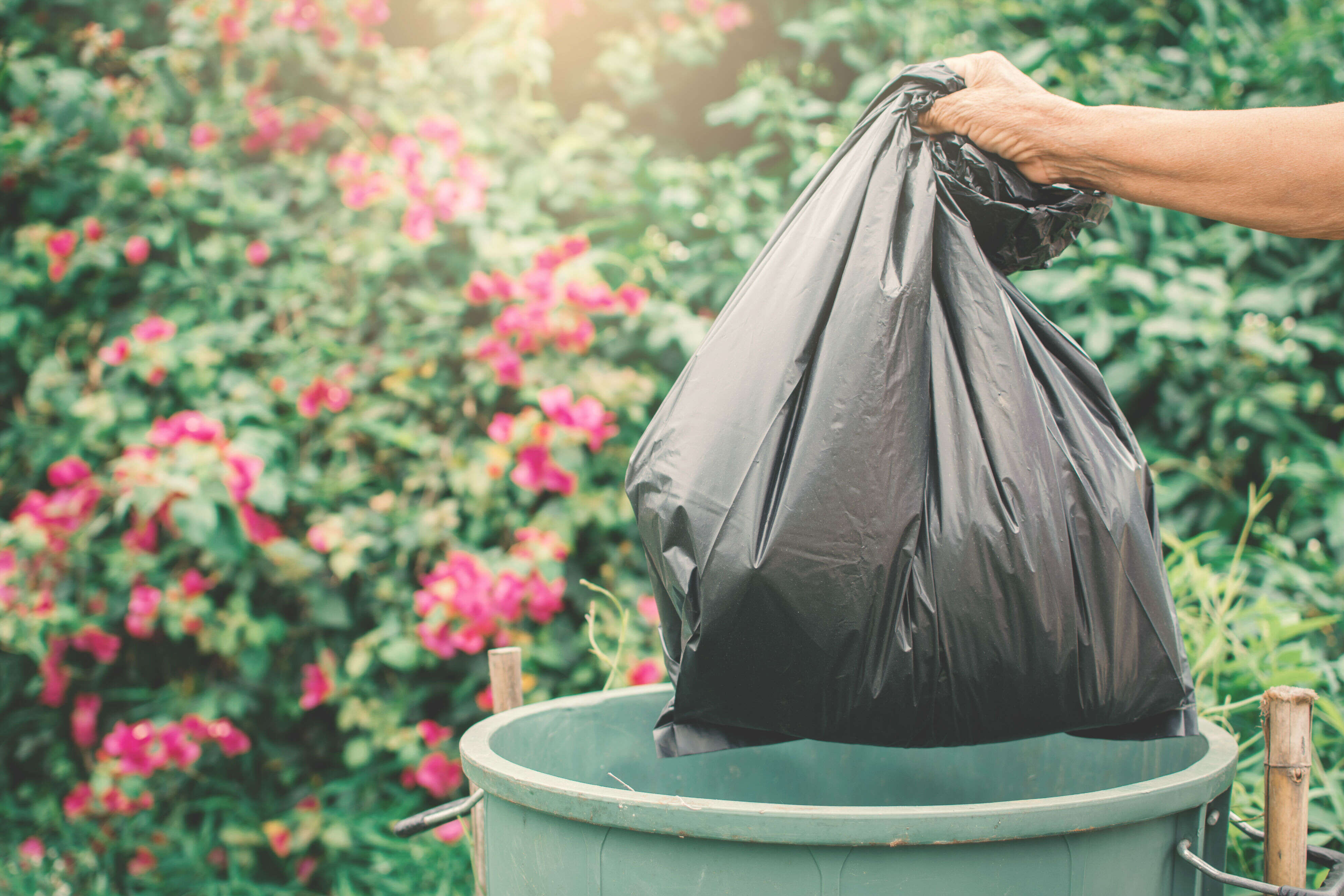 Вынос мусора из квартиры. Выносимый человек. Выкидывает мусор. Человек выносит мусор. Не выношу в людях тупость.