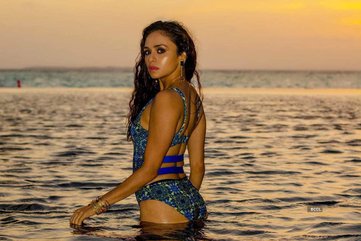 Amruta Khanvilkar’s vacation pictures will make you hit the beach!