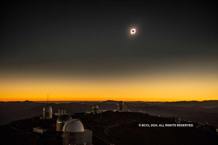Chileans, Argentines gape at total solar eclipse