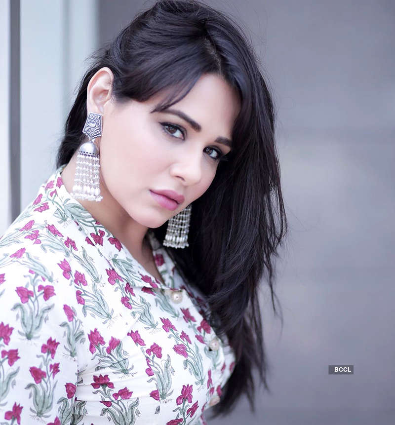 Beach vacation pictures of Punjabi beauty Mandy Takhar