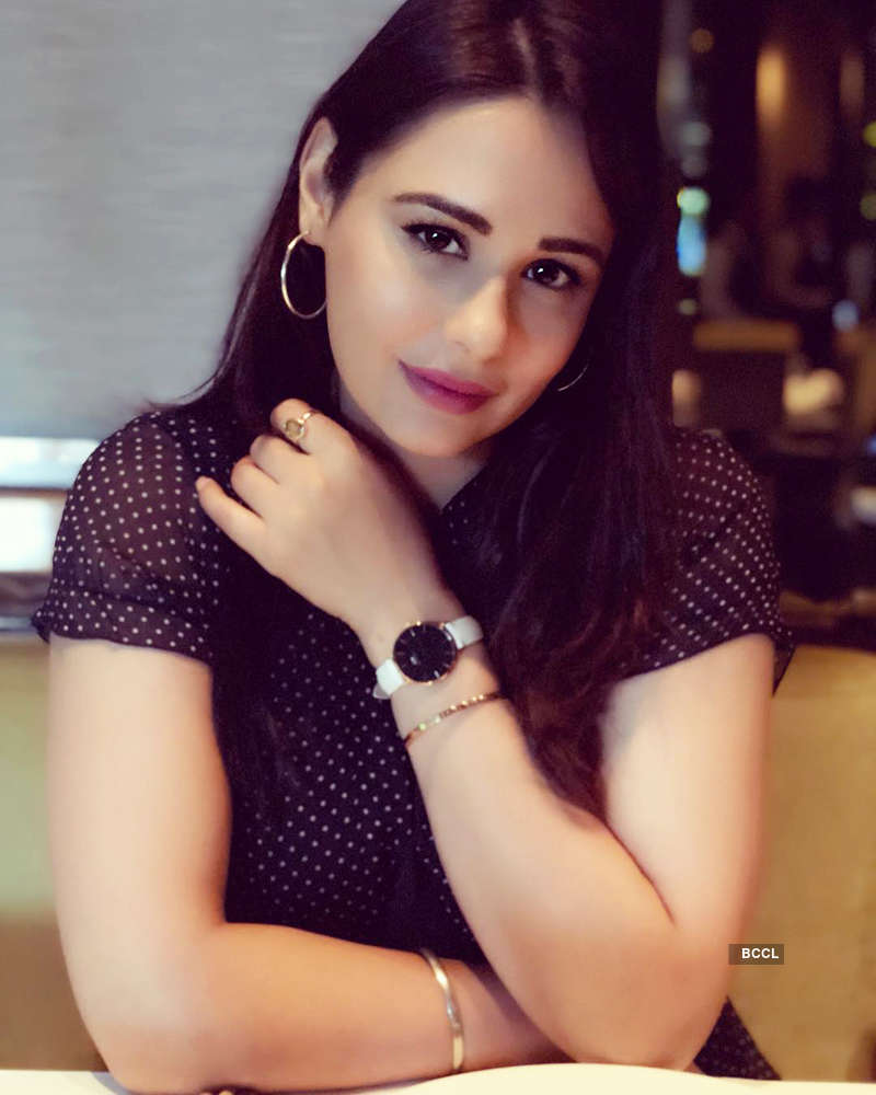 Beach vacation pictures of Punjabi beauty Mandy Takhar