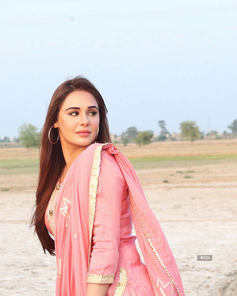 Beach vacation pictures of Punjabi beauty Mandy Takhar