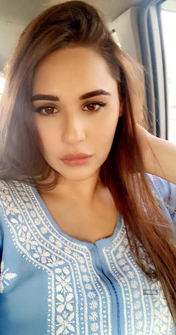 Beach vacation pictures of Punjabi beauty Mandy Takhar