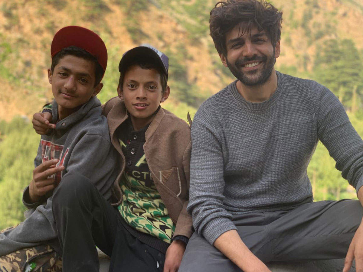 ​Aaj Kal: With Messy hair and scenic background this picture of Kartik Aaryan from Shimla gives out perfect weekend vibes