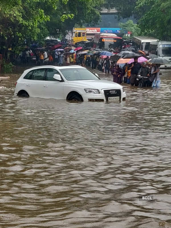 Heavy downpour leads to waterlogging, traffic jam in Mumbai
