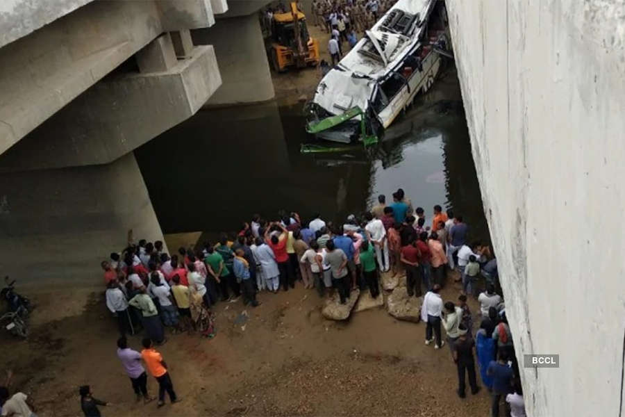 29 killed in a bus accident on Yamuna Expressway