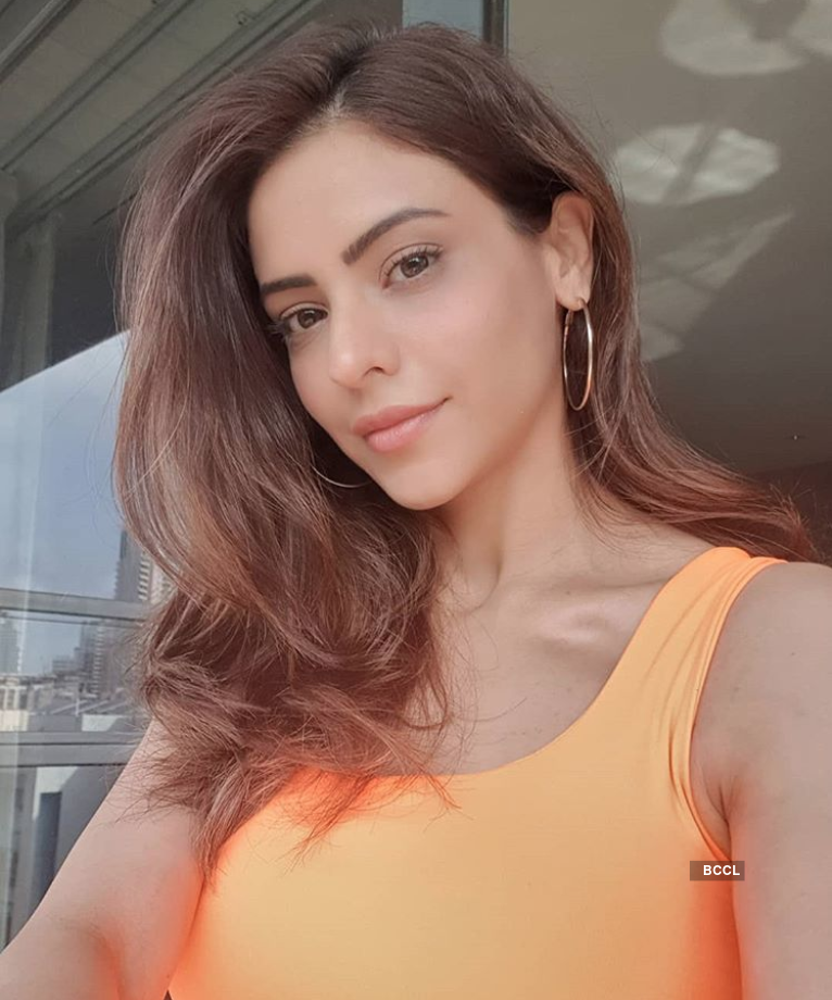 Aamna Sharif sets the temperature soaring with these pictures!