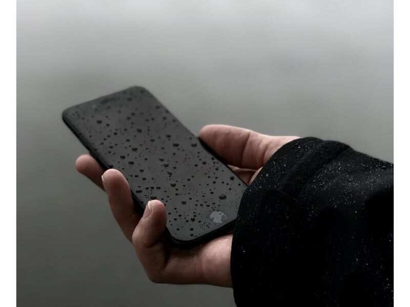 Do not use a wet smartphone. Switch it off immediately