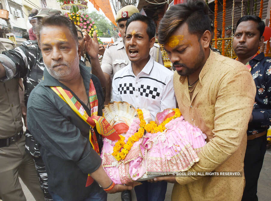 Hauz Qazi: Muslims welcome Shobha Yatra with food and flower petals