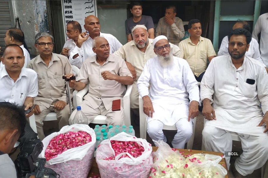 Hauz Qazi: Muslims welcome Shobha Yatra with food and flower petals