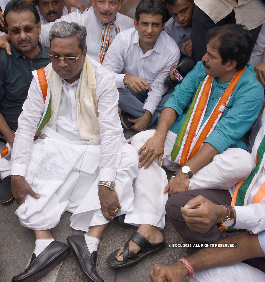 Karnataka Crisis: Congress And BJP Leaders Stage Protest | Photogallery ...