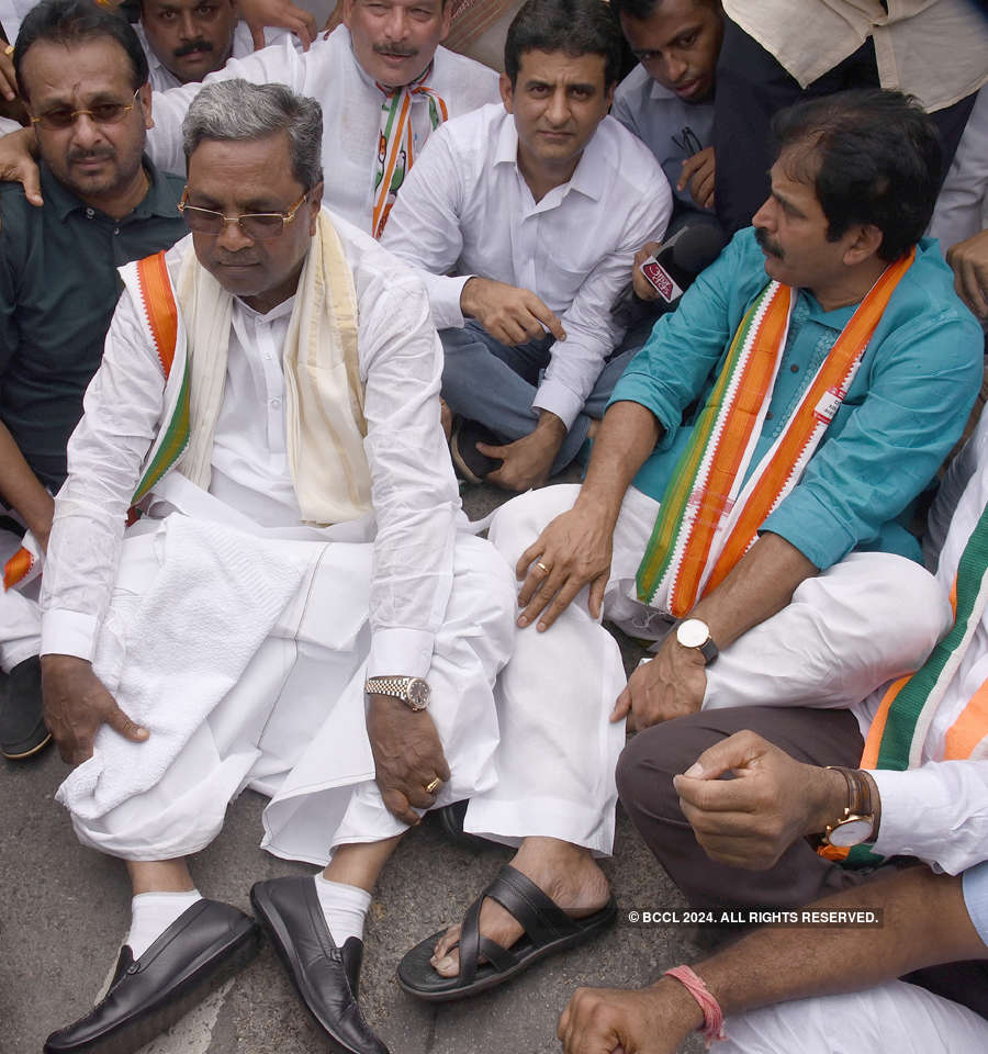 Karnataka crisis: Congress and BJP leaders stage protest