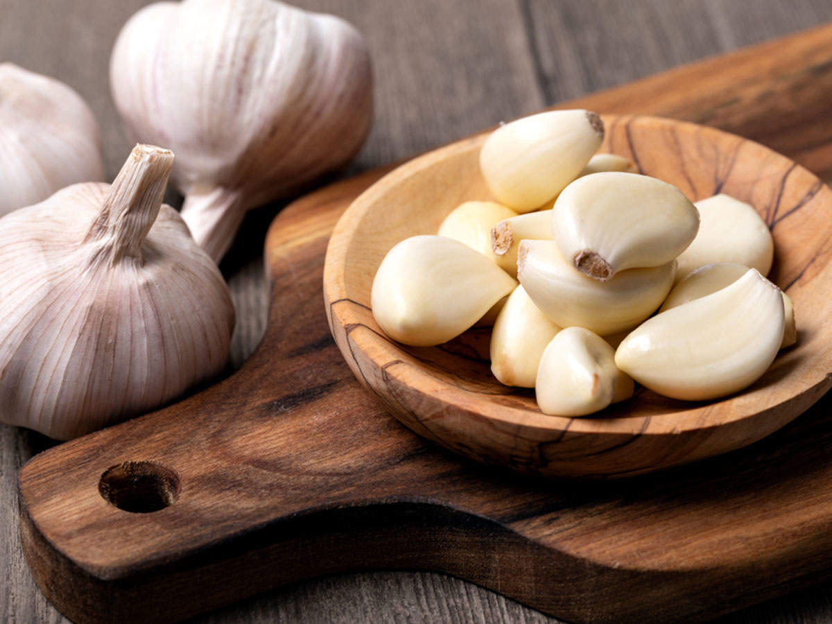 What are the benefits of eating raw garlic everyday