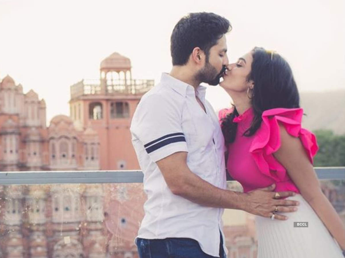 Aakanksha Singh and Kunal Sain seal their sixth engagement anniversary with a kiss
