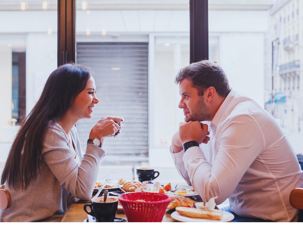 Going on a date. Мужчина и женщина в кафе. Встреча мужчины и женщины. Беседа мужчины и женщины. Свидание в кафе.