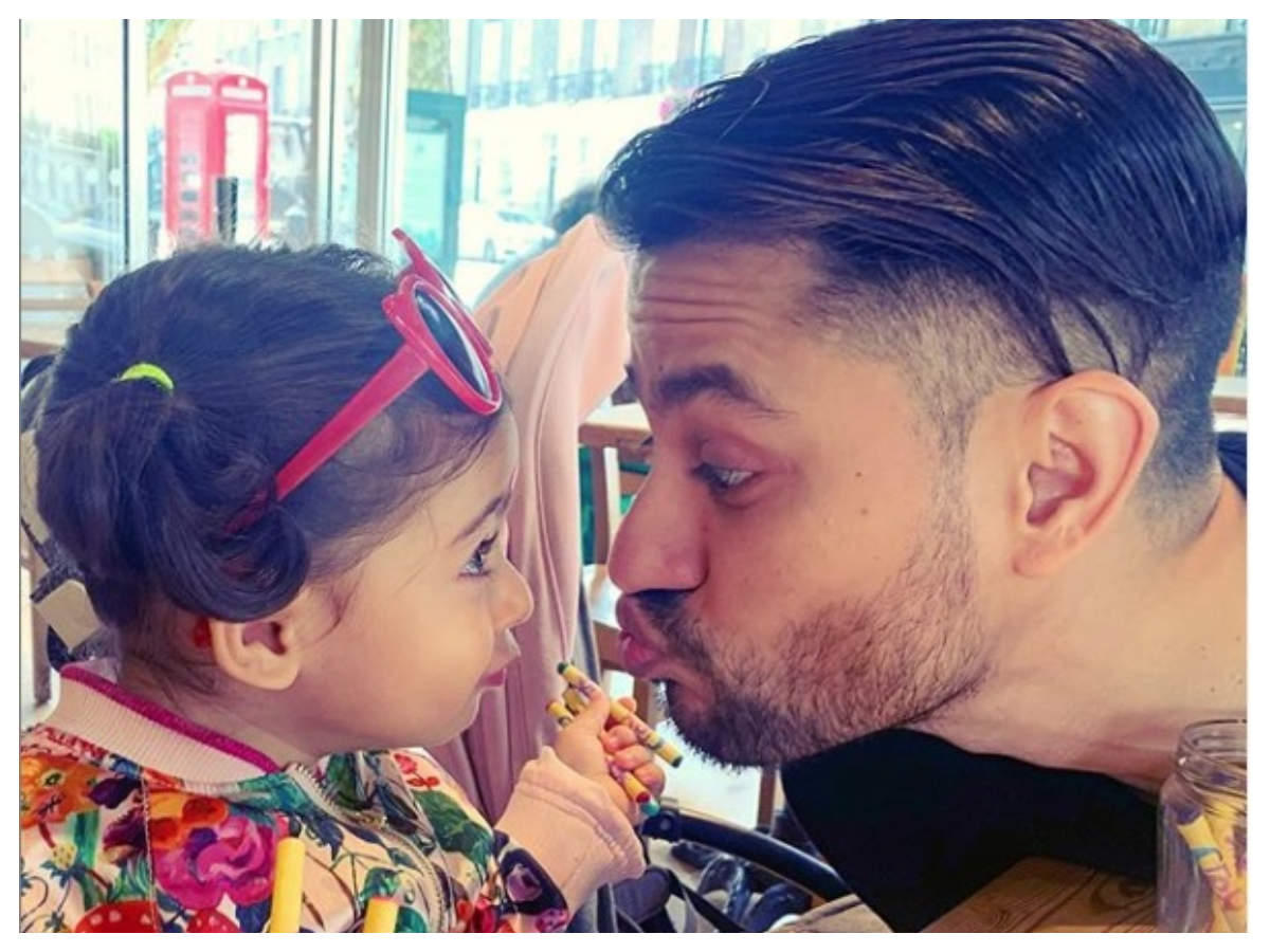 This picture of Kunal Kemmu with daughter Inaaya Naumi is the cutest thing you will see on the internet today