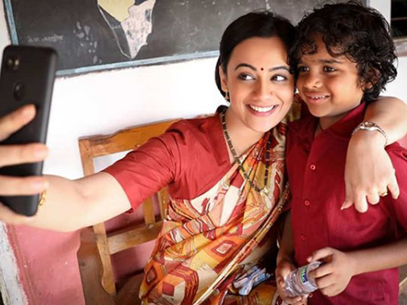 'Baba' BTS: Spruha Joshi shares her candid picture with Aaryan Menghji