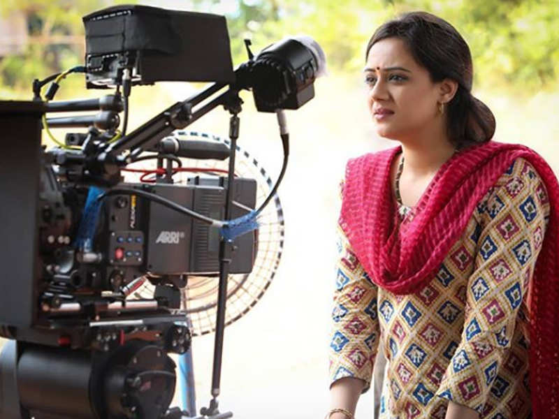 'Baba': Spruha Joshi shares her 'behind-the-camera' picture from the film's set