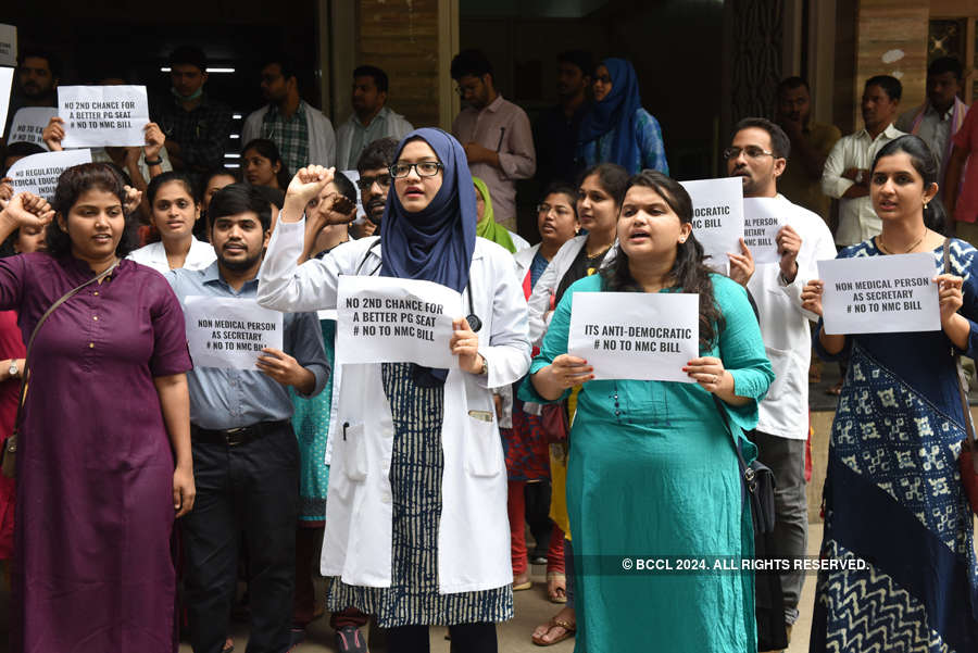 Medical fraternity holds protest against NMC Bill 2019