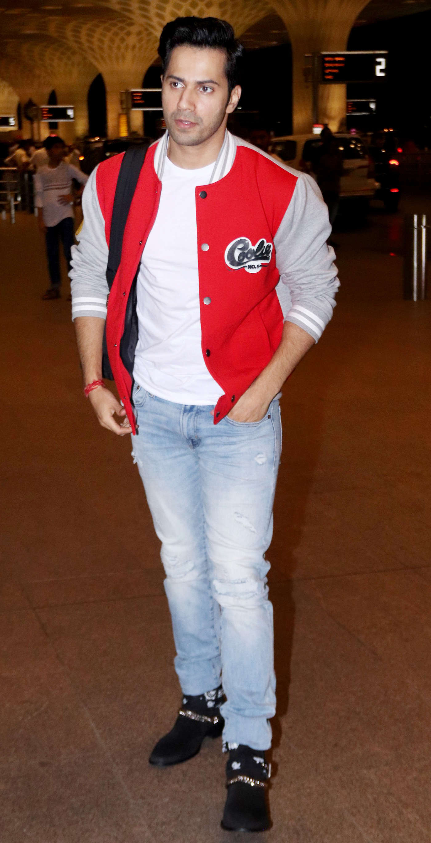 Photos Varun Dhawan Flaunts His Red Coolie No 1 Jacket At The Airport Hindi Movie News Times Of India Varun dhawan, who performed on some highly energetic songs at the recently held filmfare awards met with a minor. varun dhawan flaunts his red coolie no