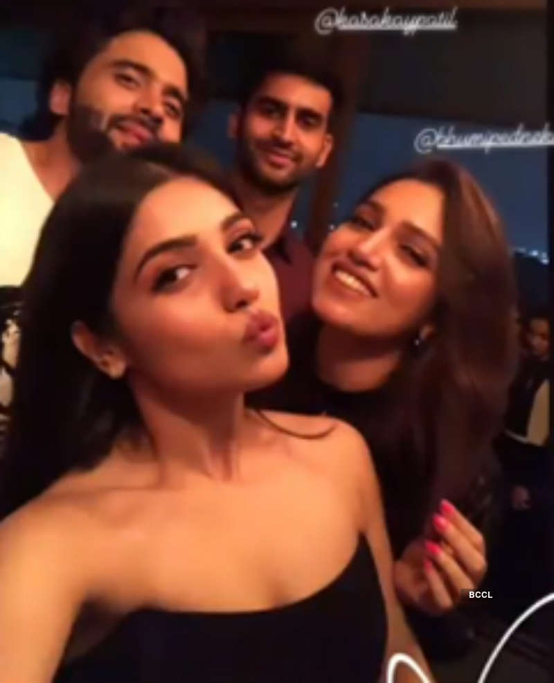 Celebs have a gala time at Jackky Bhagnani's house party