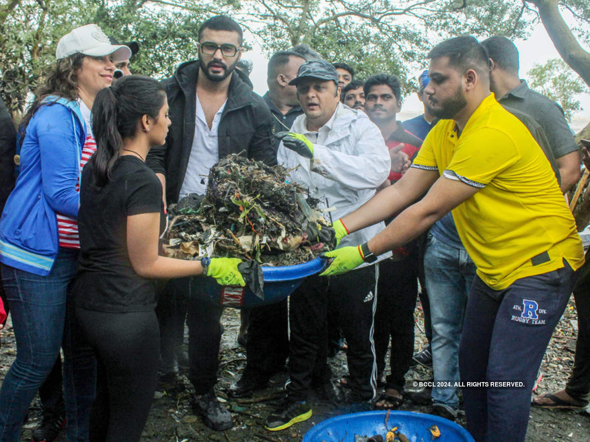 Arjun Kapoor participates in beach clean-up drive