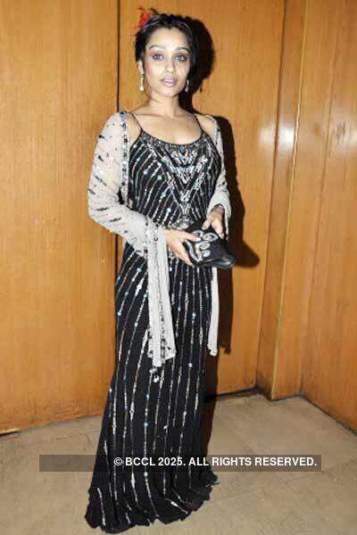 Qiz kameraga qaraydi va sikishadi