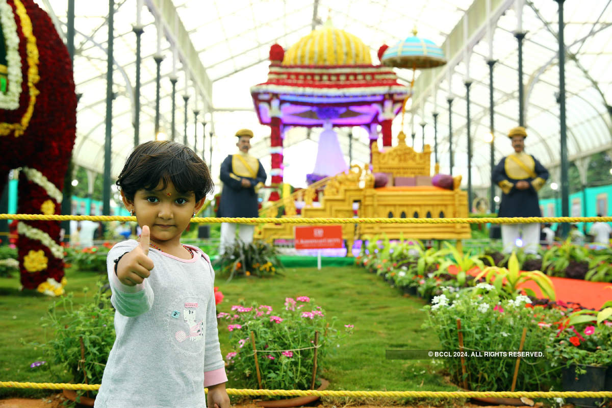 A peek into the Independence Day flower show at Lalbagh
